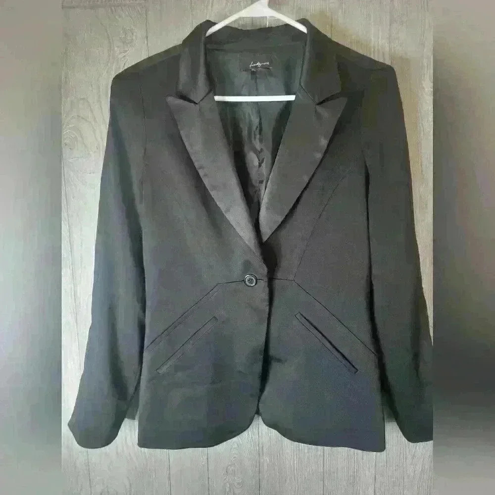 Twenty One black blazer size large. Love it but‎ was too tight on my arms.